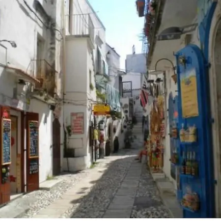 Tra Le Vie Del Borgo Bed & Breakfast 4*